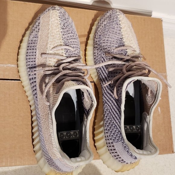 Authentic Adidas 11.5 Yeezy 350 V2 "ASH PEARL" Sneakers W/Tag, Box & Shoe Trees - Picture 8 of 9
